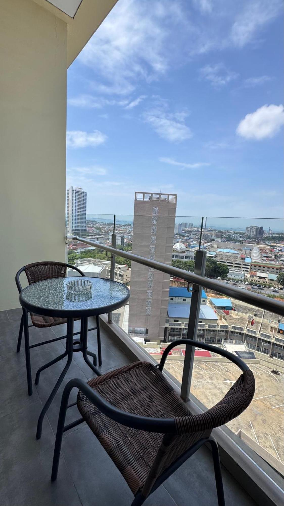 Nagoya Thamrin Apartment High Floor With View Exterior photo