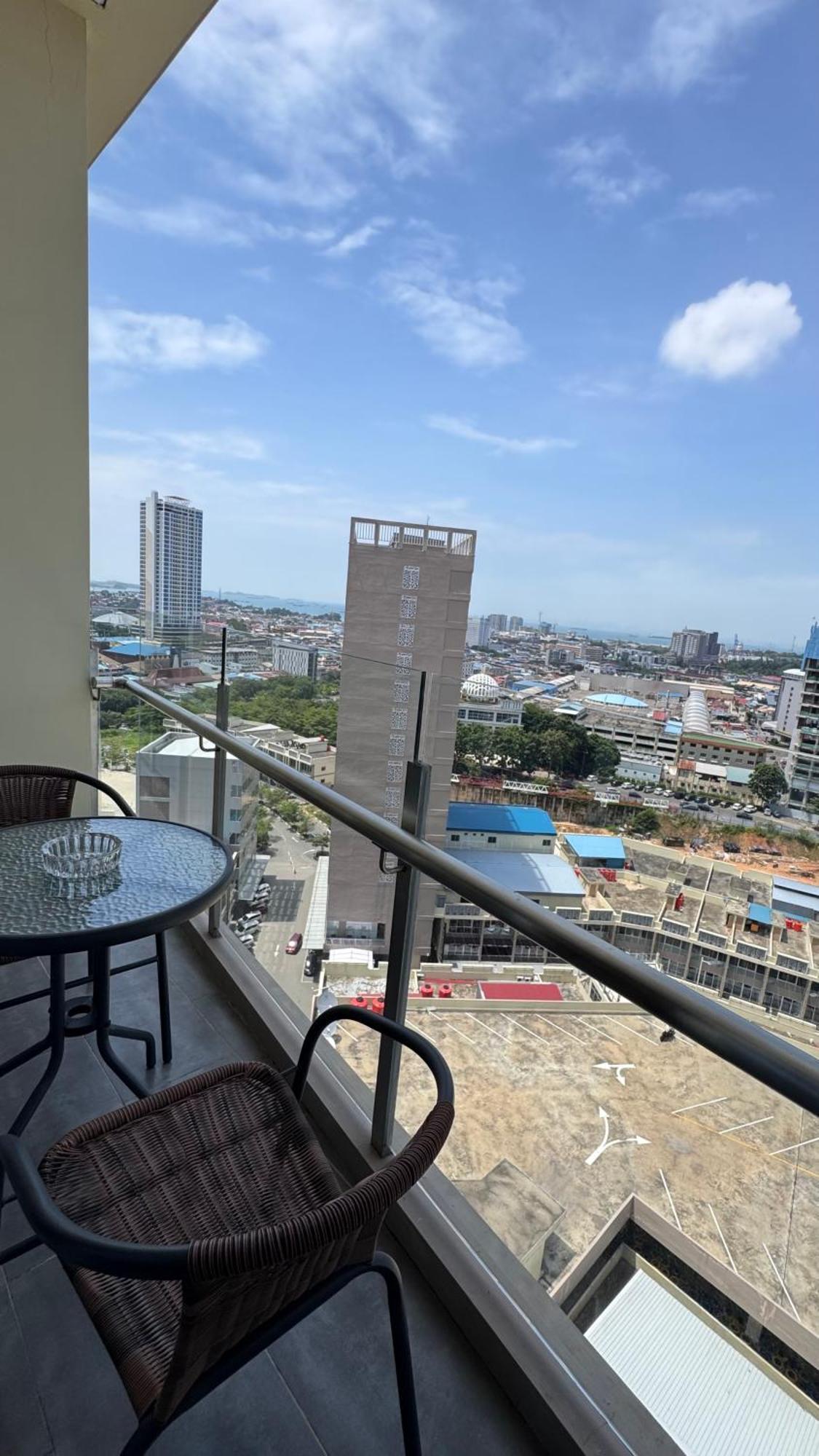 Nagoya Thamrin Apartment High Floor With View Exterior photo